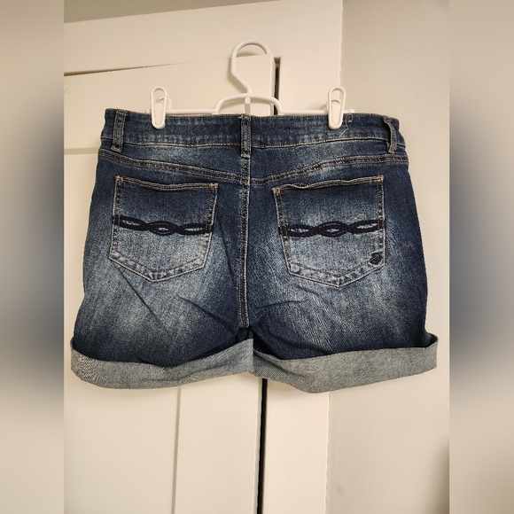 Shorts - Picture 2 of 3